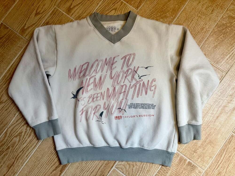 Taylor Swift 1989 Taylor's Version Welcome To New York V-Neck Sweatshirt Size L